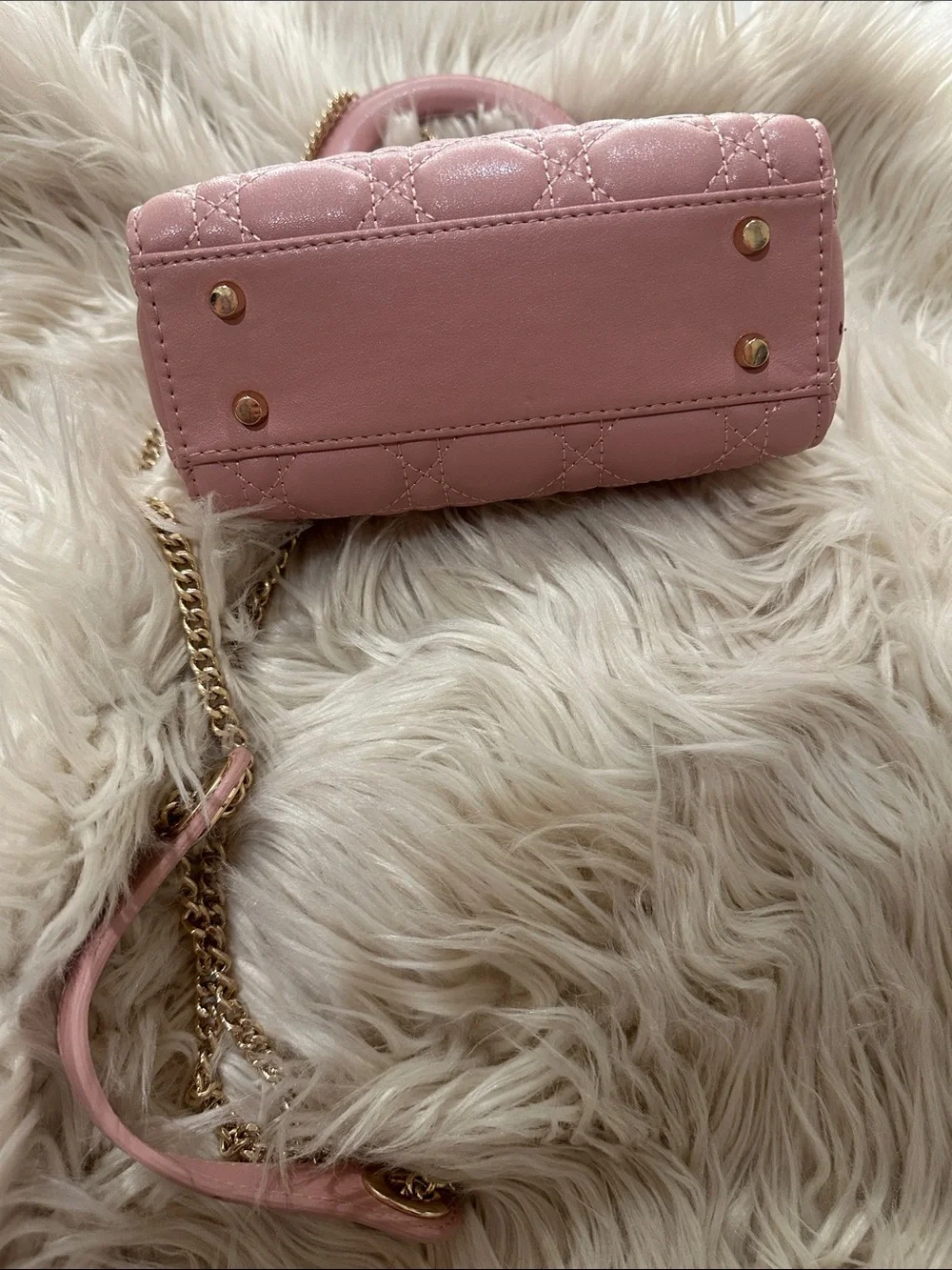 Elegant Quilted Pink Shoulder Bag with Gold Chain - Picture 5 of 7